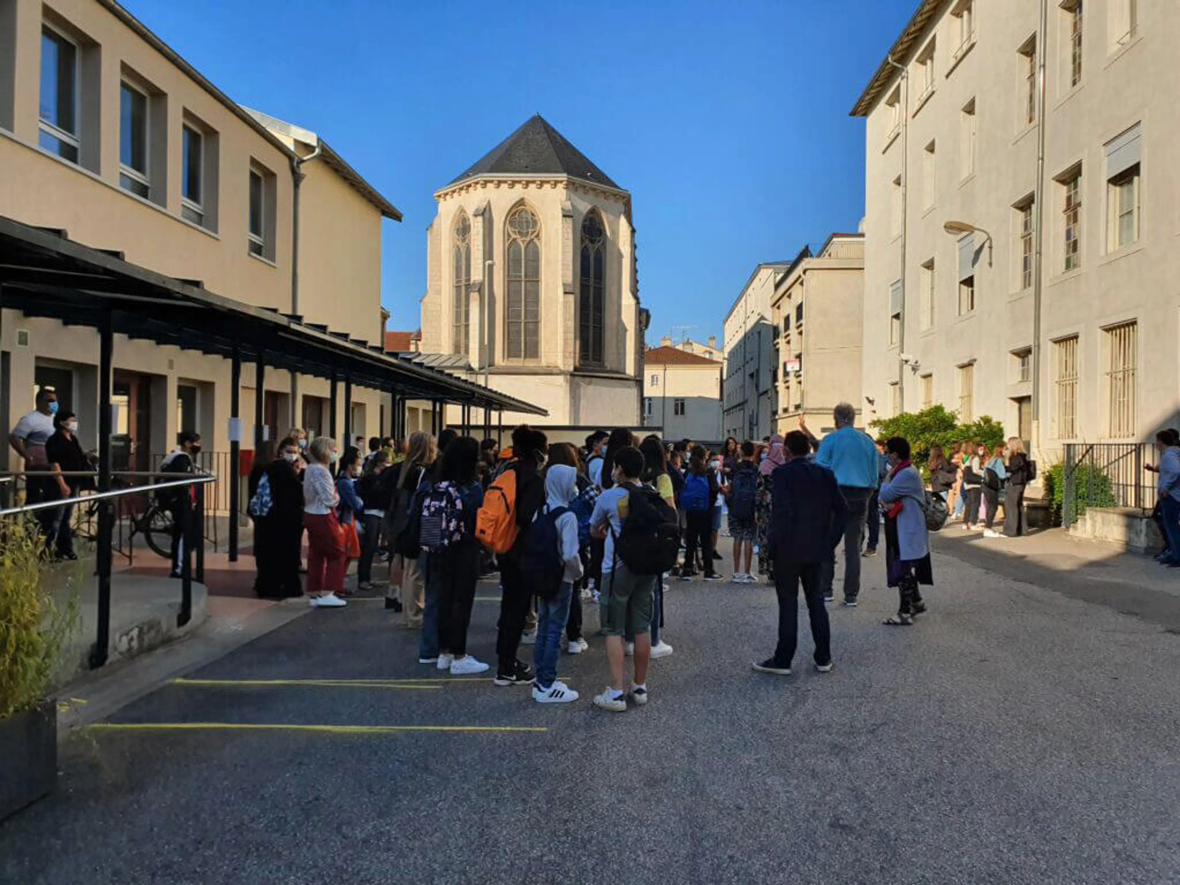 Photo de la cour de l'établissement Saint Charles de Foucault